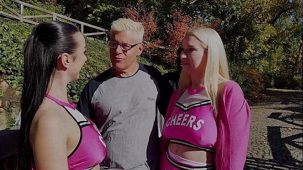 VERA JARW & LADY GANG – CUCKOLD COACH Made to Watch BUSTY CHEERLEADERS DOUBLE VAGINA (DV) FOURSOME – VR Video – Part 1