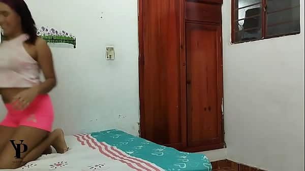 El mejor amigo de mi marido me da un polvo duro con su BBC mientras trabaja, ¡dejando mi coño lleno de su semen! – PORNO EN ESPAÑOL