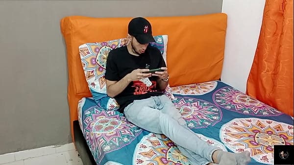 ¡La mamá de mi amigo vino corriendo a mi cama desde SU CASA DESPUES QUE SU ESPOSO SE FUE A TRABAJAR a mi cama para montarme la polla! – PORNO EN ESPAÑOL