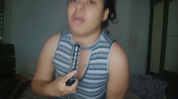 SAFADA NOVINHA EXCITADA COM UM VIBRADOR ENFIADO NA BUCETA DANÇANDO AFIM DE GANHAR UM CHÁ DE ROLA