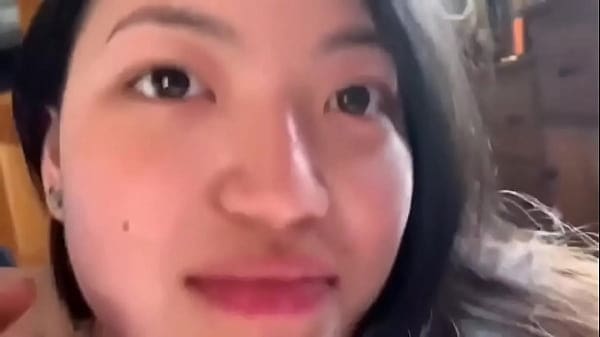 21岁嫩妹白虎学妹舔鸡巴是最厉害的，直接爽到喷射！