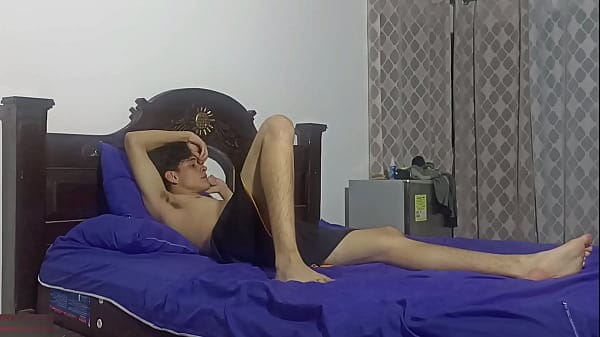 Hermanastra entra a mi habitacion y nos colocamos a jugar y terminamos quitandonos la ropa y me la follo super duro a la caliente de mi hermanastra