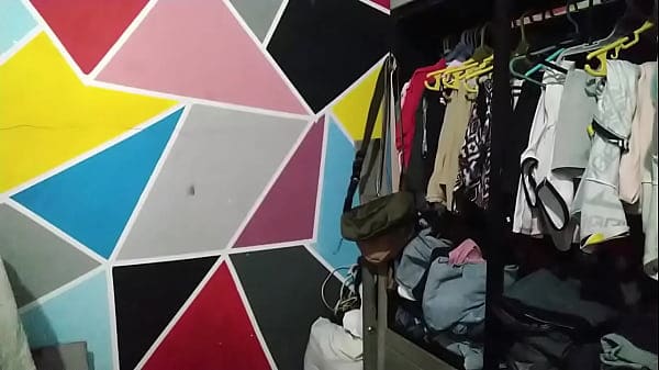 mientras organizo la ropa llega mi vecina bien cachonda y comienza a manosearme las nalgas
