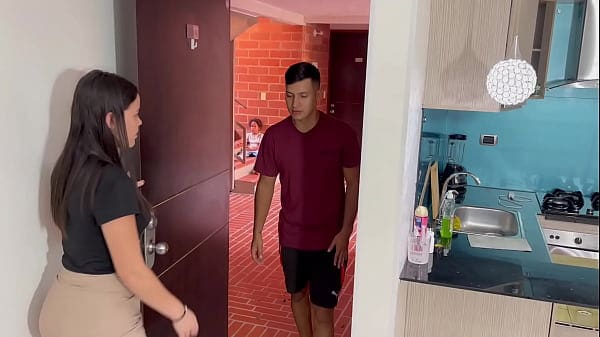 Sorprendo a mi pequeña hermanastra viendo porno y terminamos cogiendo bien rico y duro hasta correrme en su culo. HG