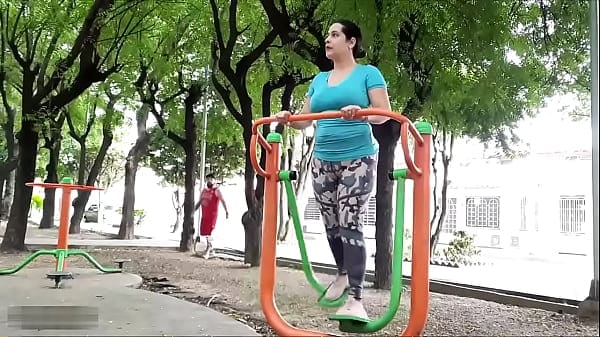 Encuentro a la puta de mi vecina en el parque y quiere que me la folle – Porno en Español