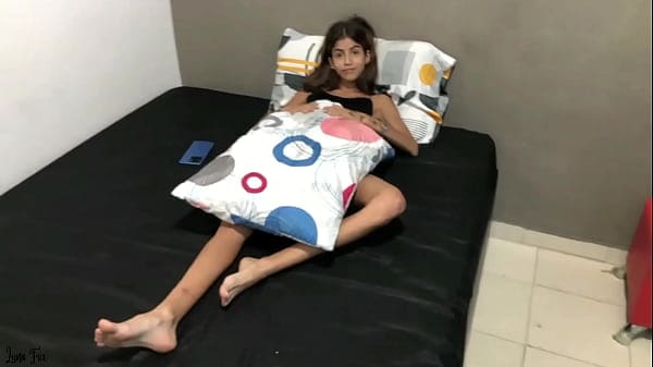 Hijastra es descubierta masturbandose! La gran polla le dio una lección por cachonda