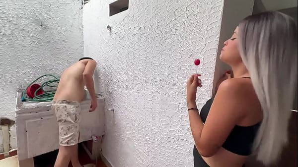 LINDA RUBIA LATINA QUE LLEGA A MI CASA DE VISITA ME SORPRENDE CON SU TRAJE SEXY SE LO BAJO LE MUESTRO MI GRAN POLLA LA CHUPA RICO Y ME SACA LA LECHE CON SU COÑO – PORNO EN ESPANOL
