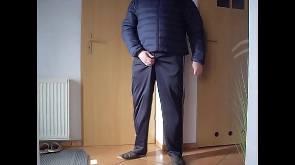 Moje śliskie dresy i kurtka do zalewania spermą