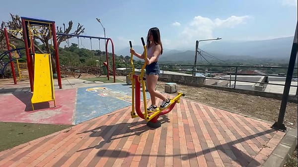 ENCUENTRO A UNA HERMOSA MUJER EN UN PARQUE Y LA CONVENSO PARA LLEVARLA A MI APARTAMENTO Y FOLLARMELA HASTA CORRERME