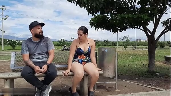 Hago un rico trato con mi hermanastra y termina chupandome la polla en el monte atras de un centro comercial en Cúcuta – Porno en Español