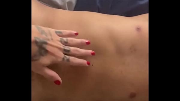 Mau vocês piscaram e tem vídeo novo! #podolatria #podo #podolatra #unhasvermelhas #pe #pes #pedemulher #bdsm #trans #tr …