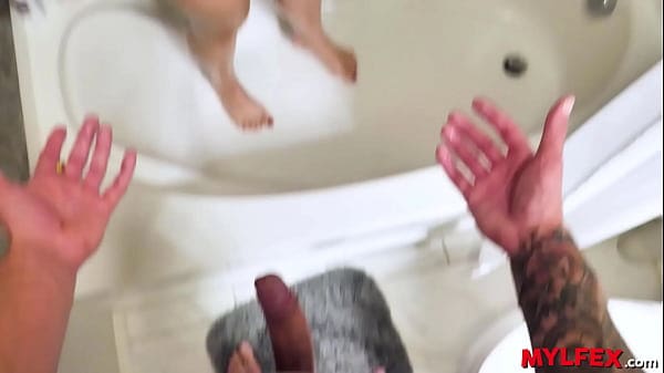 Mylfex – Milf Accidentally Fucked Inside the Bathub