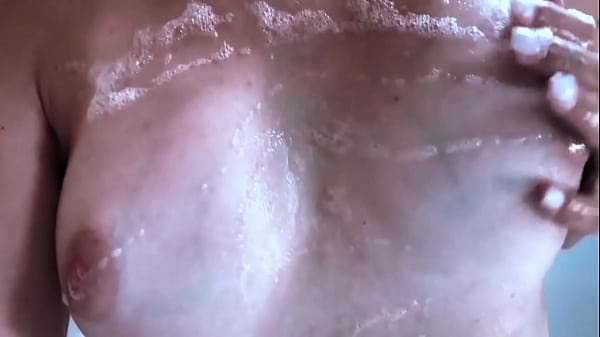 Novia de mi amigo me envia video mientras se baña y se mete los dedos en el coño
