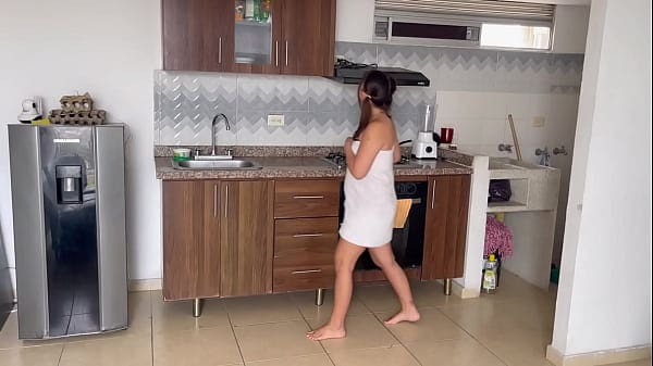 Aburrida en mi casa con hambre pido una pizza y veo que el de la pizza esta lindo y me lo follo y me trago su leche