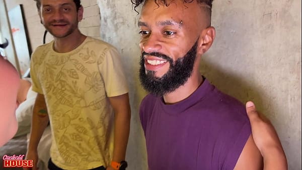 Garota infiel num menage a trois com homens mais velhos