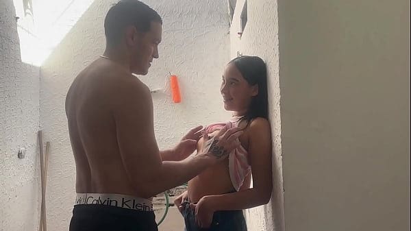 LA INDIA DE MI HERMANASTRA ME DESHIDRATA SACANDO LA LECHE EN EL PATIO DE LA CASA SEXO DURO – PORNO CASERO EN ESPANOL