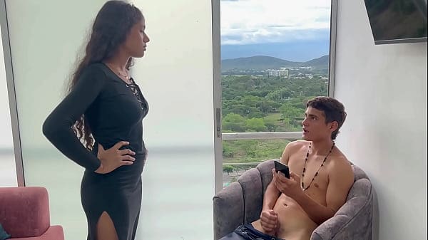 mi culona hermanastra me atrapo viendo porno y la invito a ver porno juntos y terminamos muy cachondos hasta follar duro