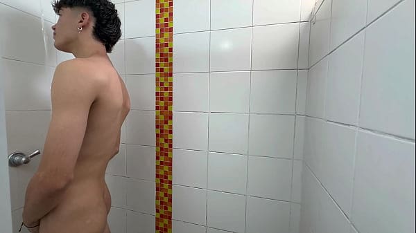 Mi culona latina hermanastra disfruta de mi rico enorme pene cada vez que vengo a a casa de mi padrastros, le meto mi pene en su estrecho y rico coño hasta darle toda mi leche.