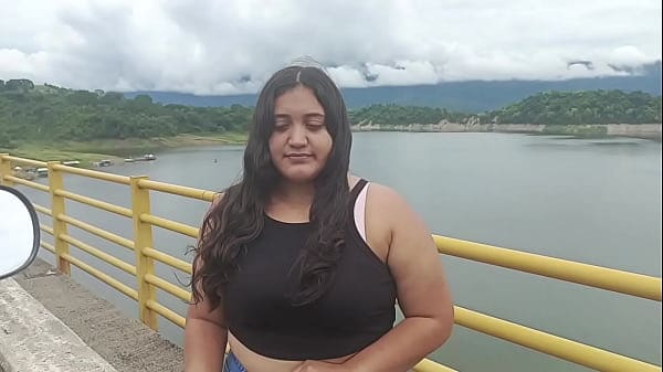 Chica abandonada por su novio es auxiliada por un extraño termina en sexo duro