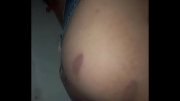 Eu de shortinho na calçada de casa deixando todo mundo ver minha bunda cheia de xupão