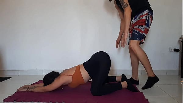 hermanastra hace yoga mientras su hermanastro de polla grande la espiaba y se la terminan follando duro por el coño – porno en espanol