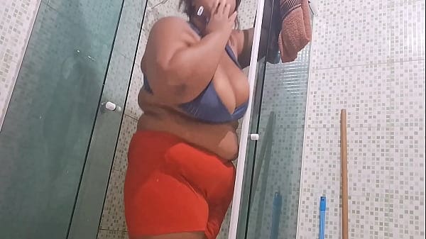 Madrasta safada fica cheia de tesao e manda vídeo para enteado safado fazendo um grande SQUIRT